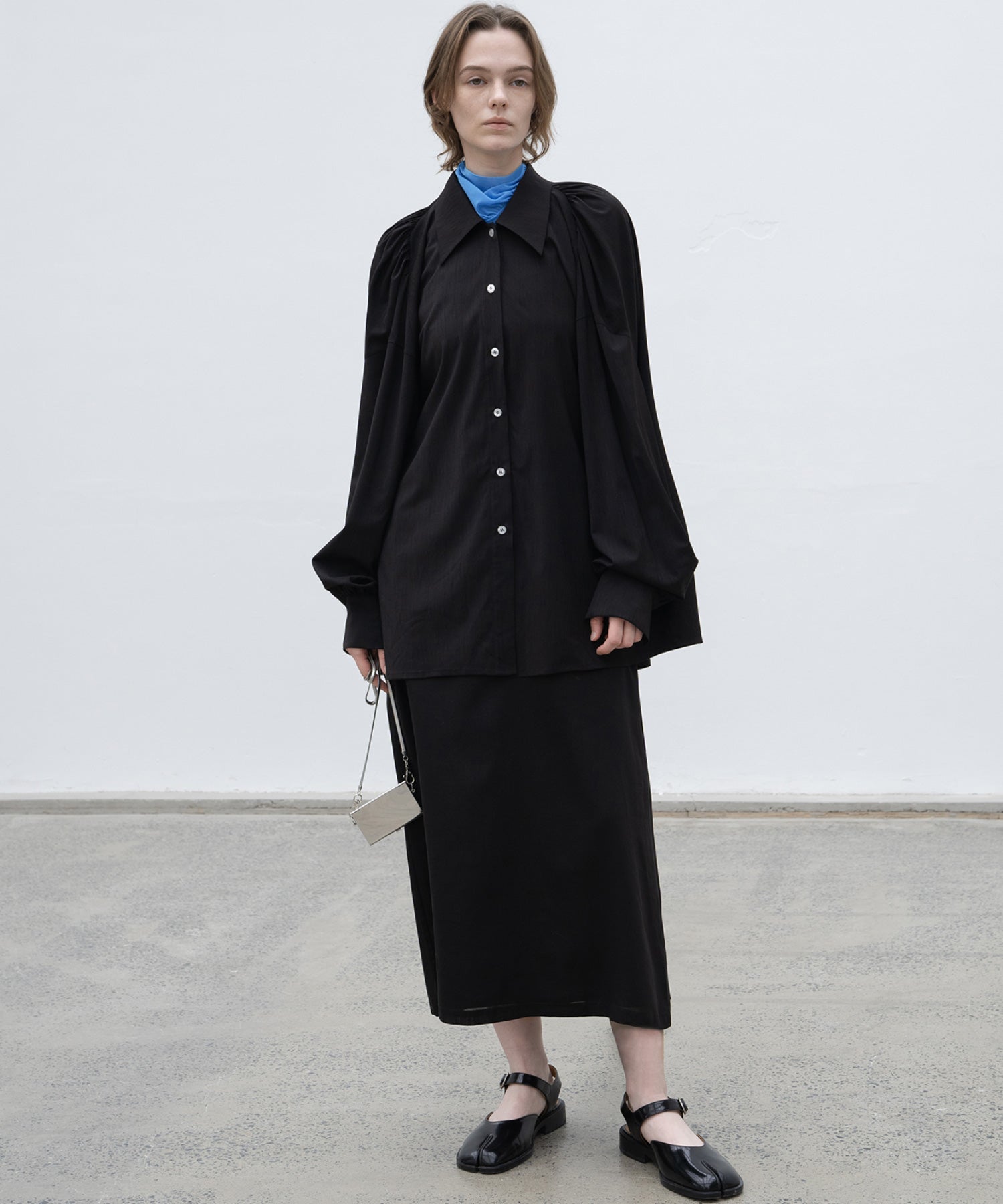 Gathered tuck shoulder volume sleeve over silhouette shirt 