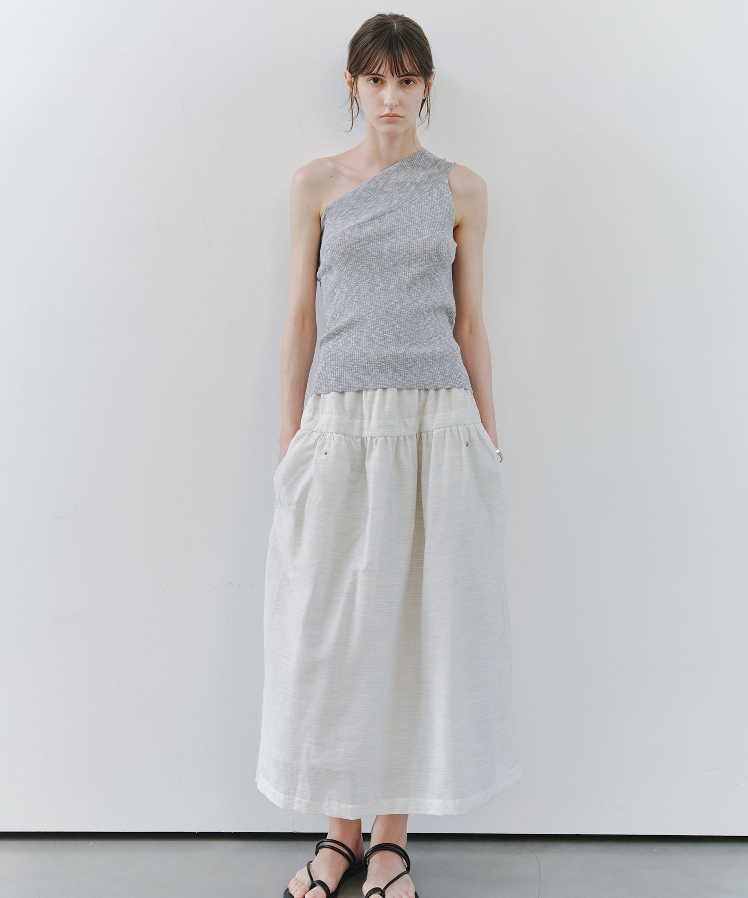 「7月中旬～下旬出荷」Asymmetric Ribbed One-Shoulder Top