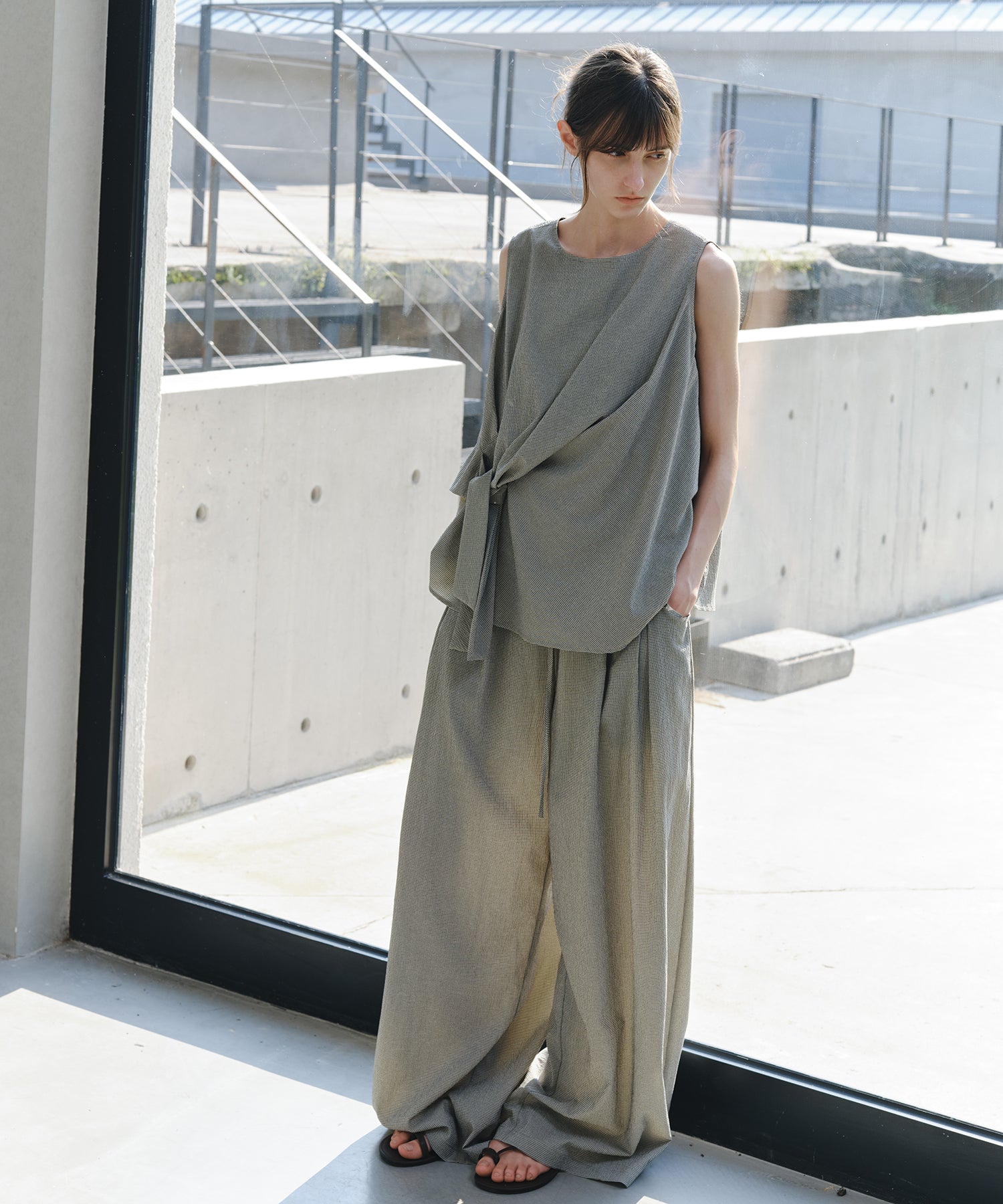 「7月上旬～中旬出荷」Twist Detail Sleeveless Top