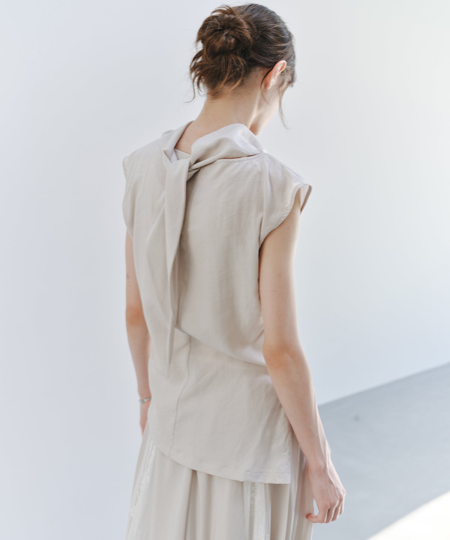 「7月中旬～下旬出荷」Draped Neck Back Tie Top