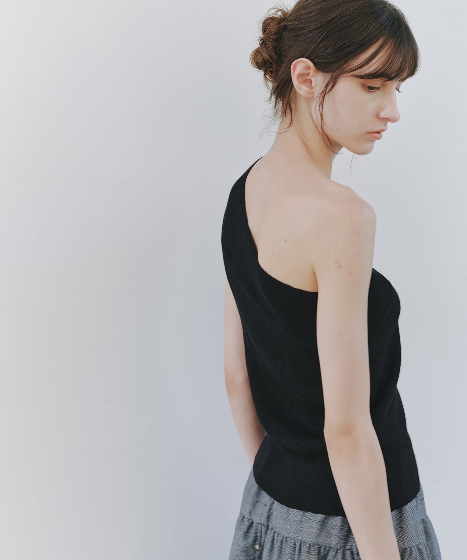 「7月中旬～下旬出荷」Asymmetric Ribbed One-Shoulder Top