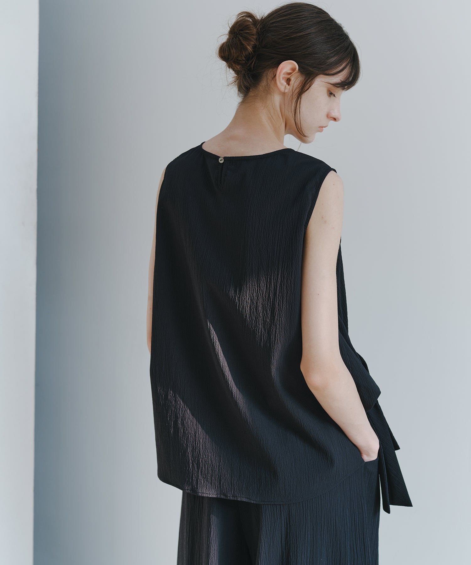 「7月上旬～中旬出荷」Twist Detail Sleeveless Top