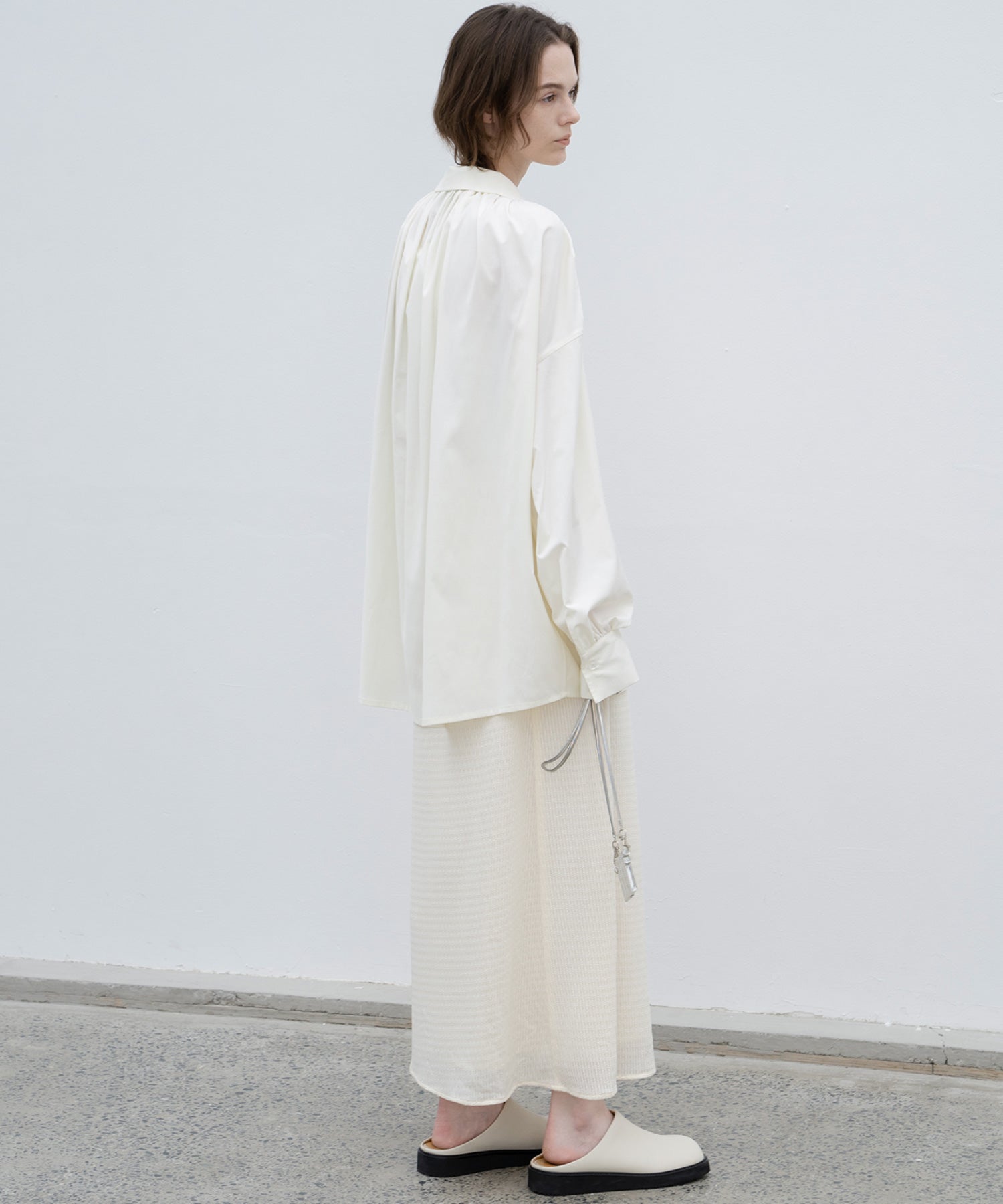 Gathered tuck shoulder volume sleeve over silhouette shirt 