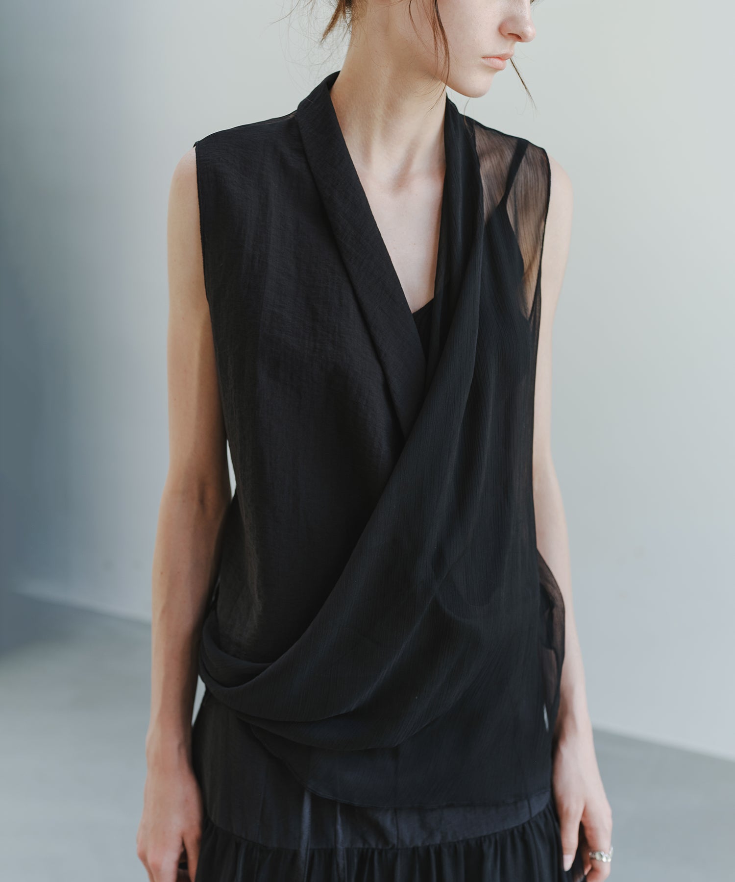 「8月中旬～下旬出荷」Sheer Cross Draped Sleeveless Top