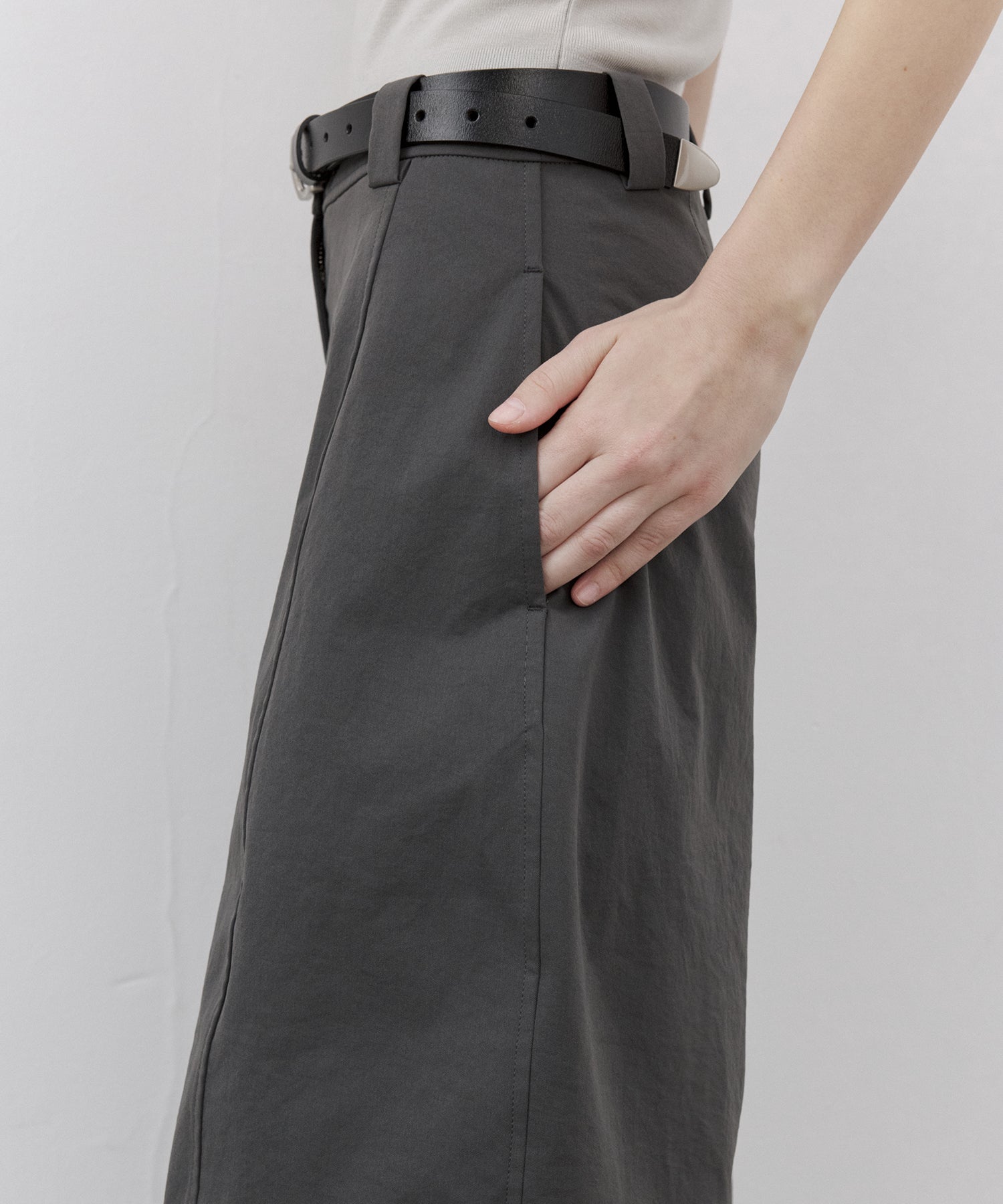 Curved Line Tuck Wide Pants