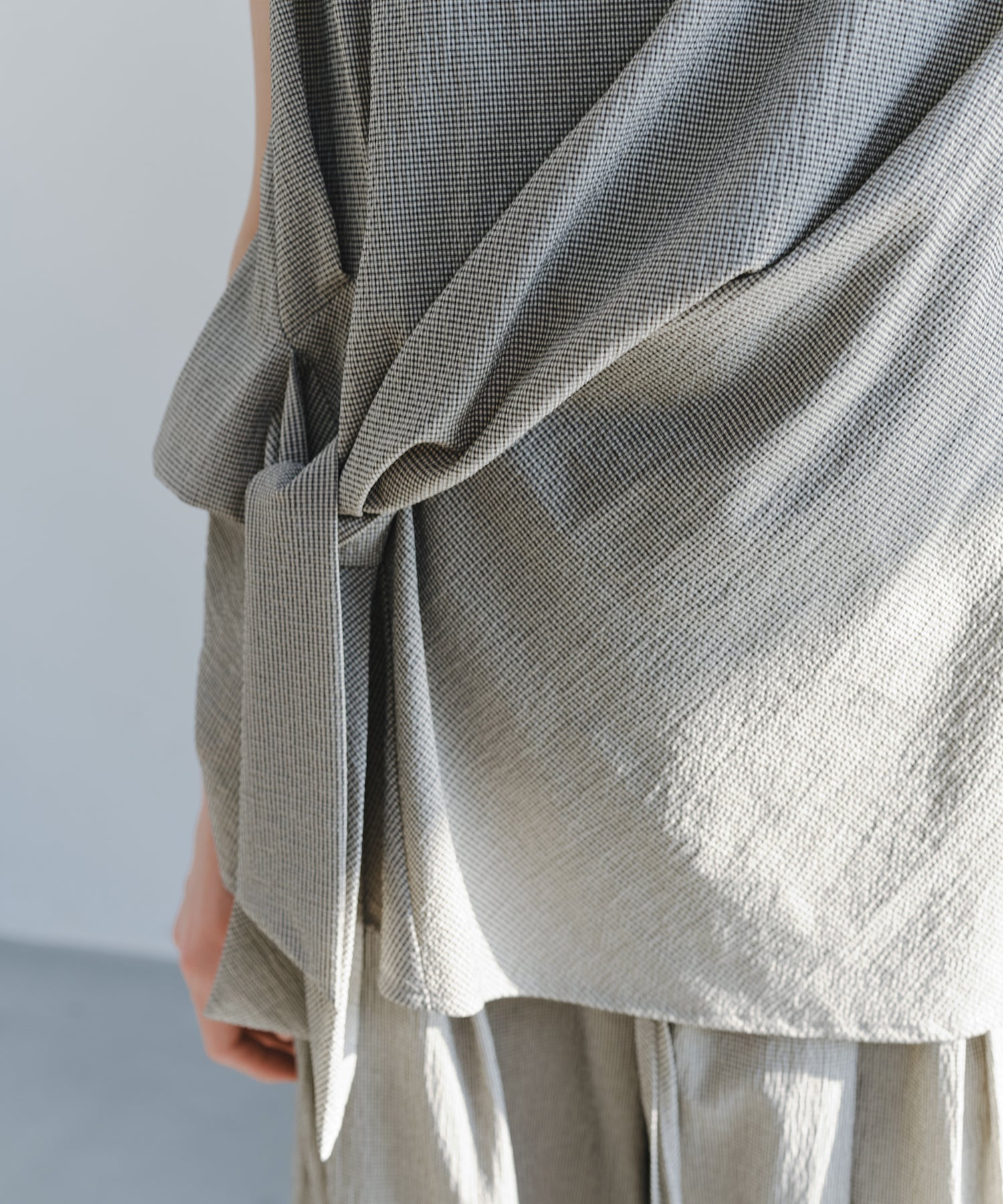 「7月上旬～中旬出荷」Twist Detail Sleeveless Top