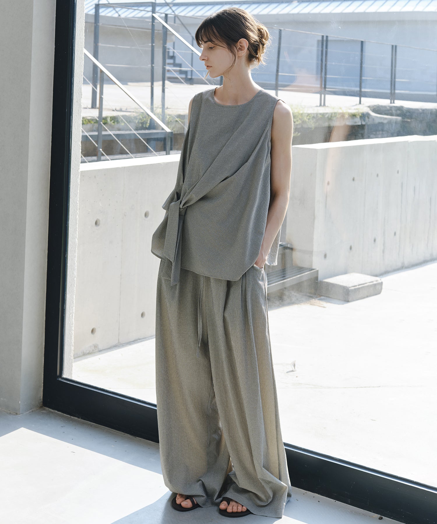 「7月上旬～中旬出荷」Twist Detail Sleeveless Top