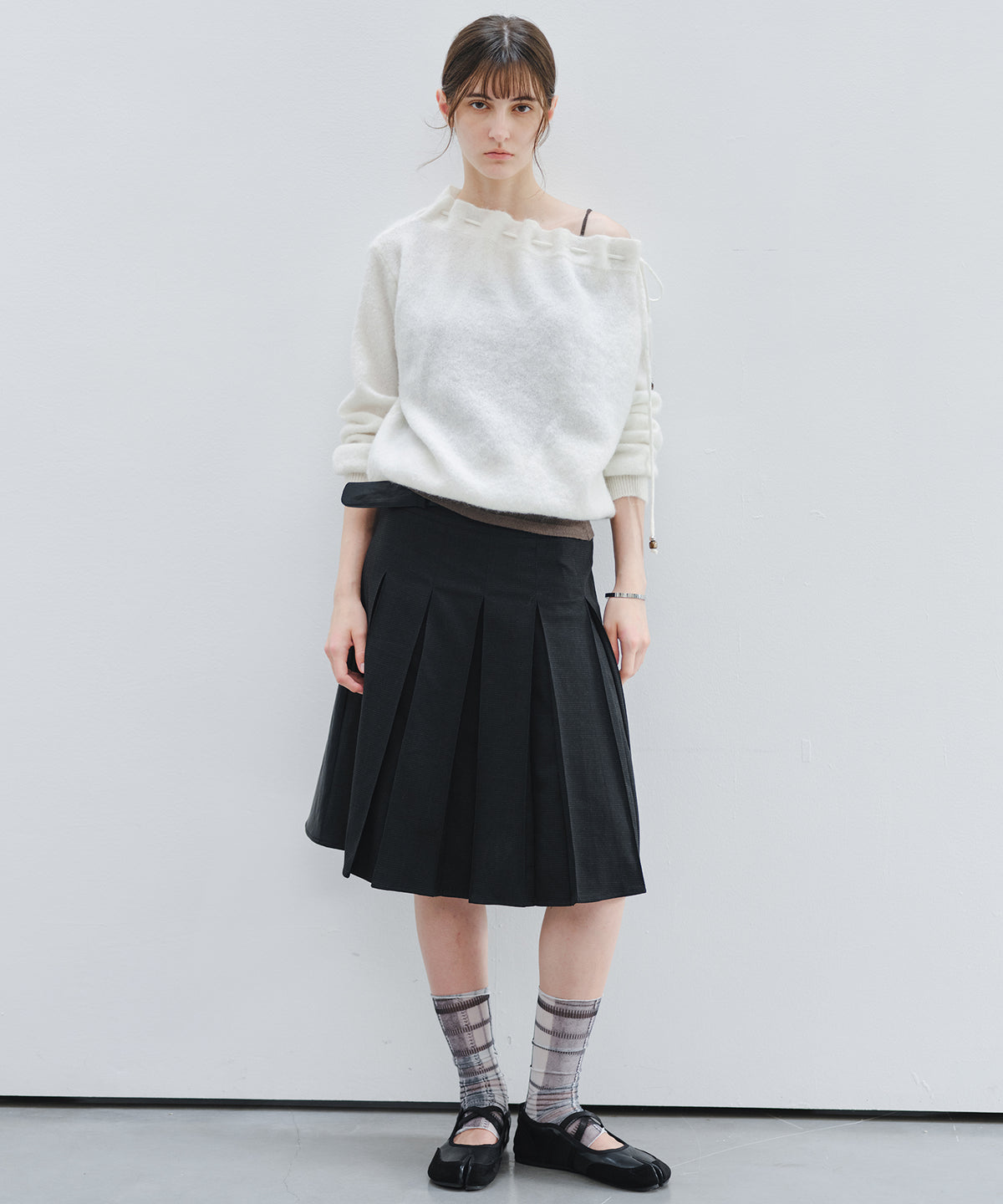 「9月下旬出荷予定」Shaggy Off-Shoulder Drawstring Knit Top