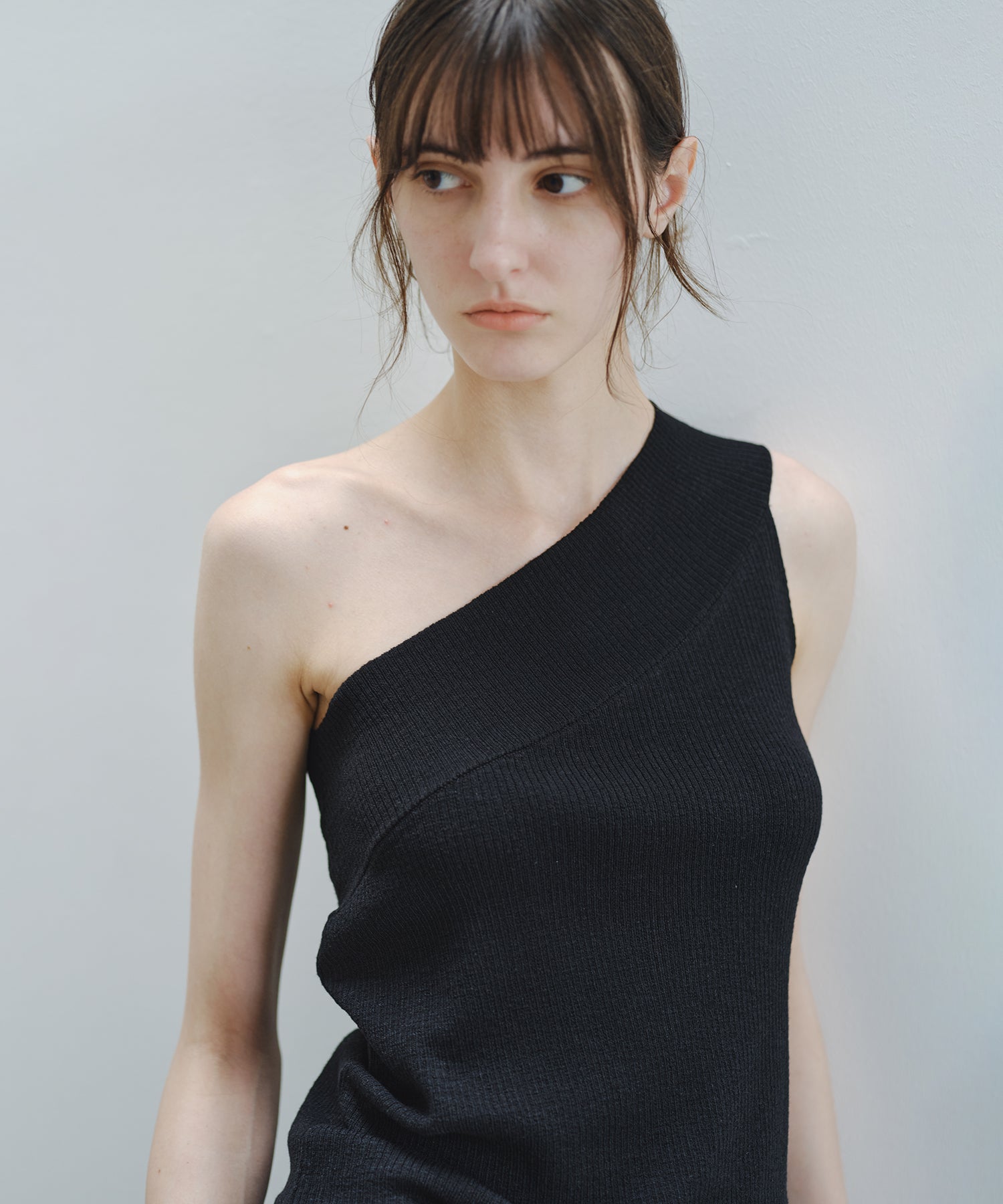 「7月中旬～下旬出荷」Asymmetric Ribbed One-Shoulder Top