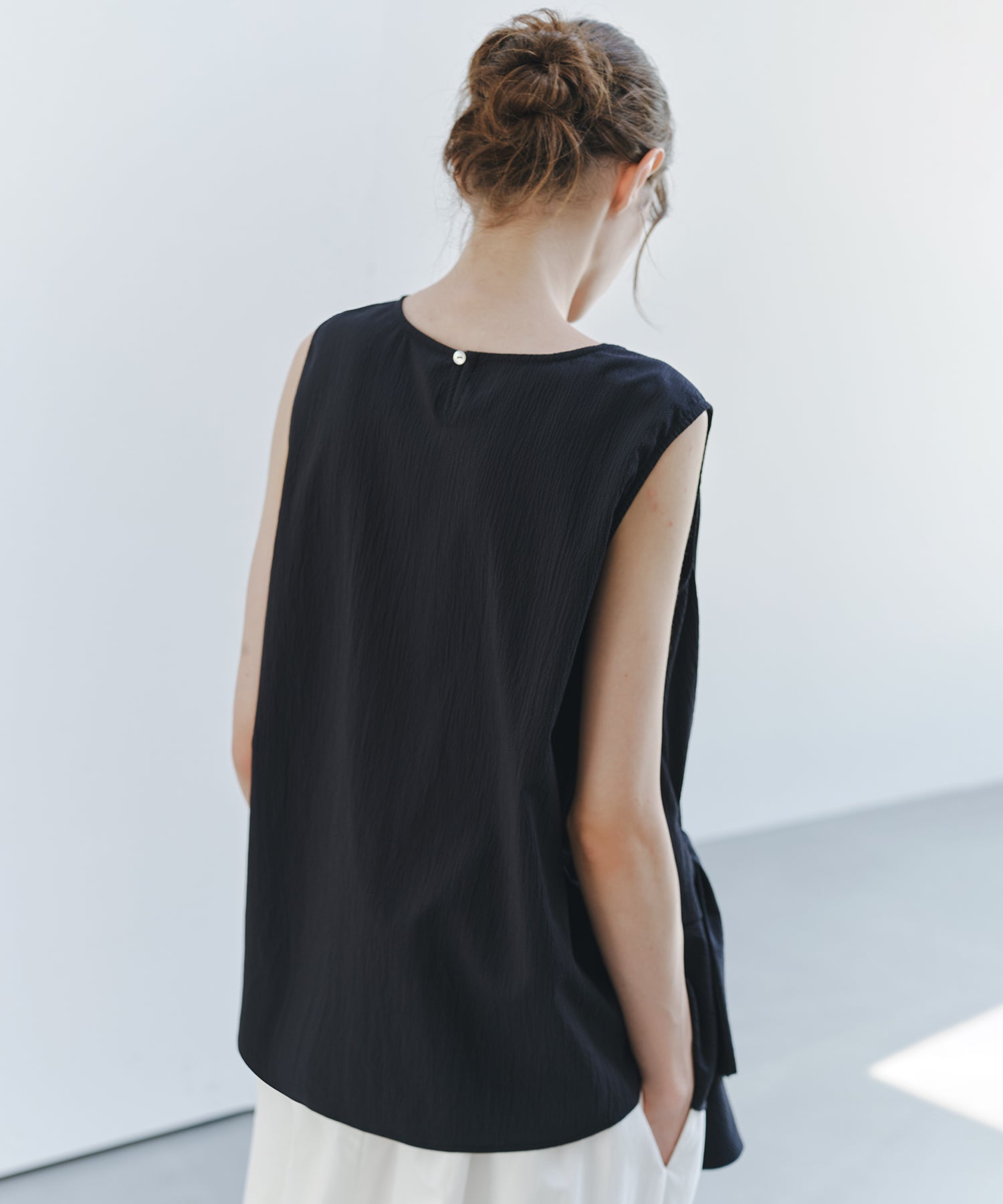 「7月上旬～中旬出荷」Twist Detail Sleeveless Top