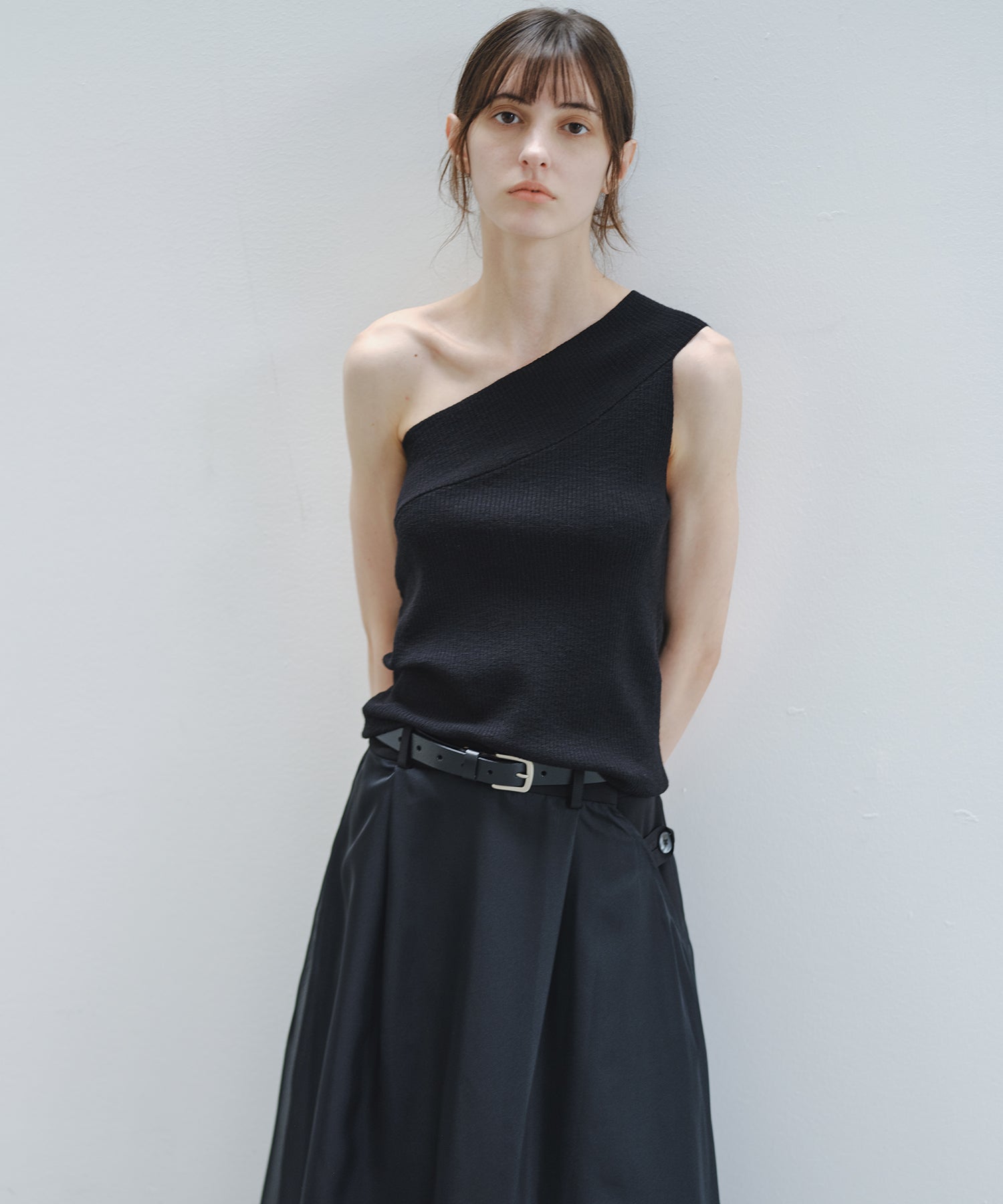 「7月中旬～下旬出荷」Asymmetric Ribbed One-Shoulder Top