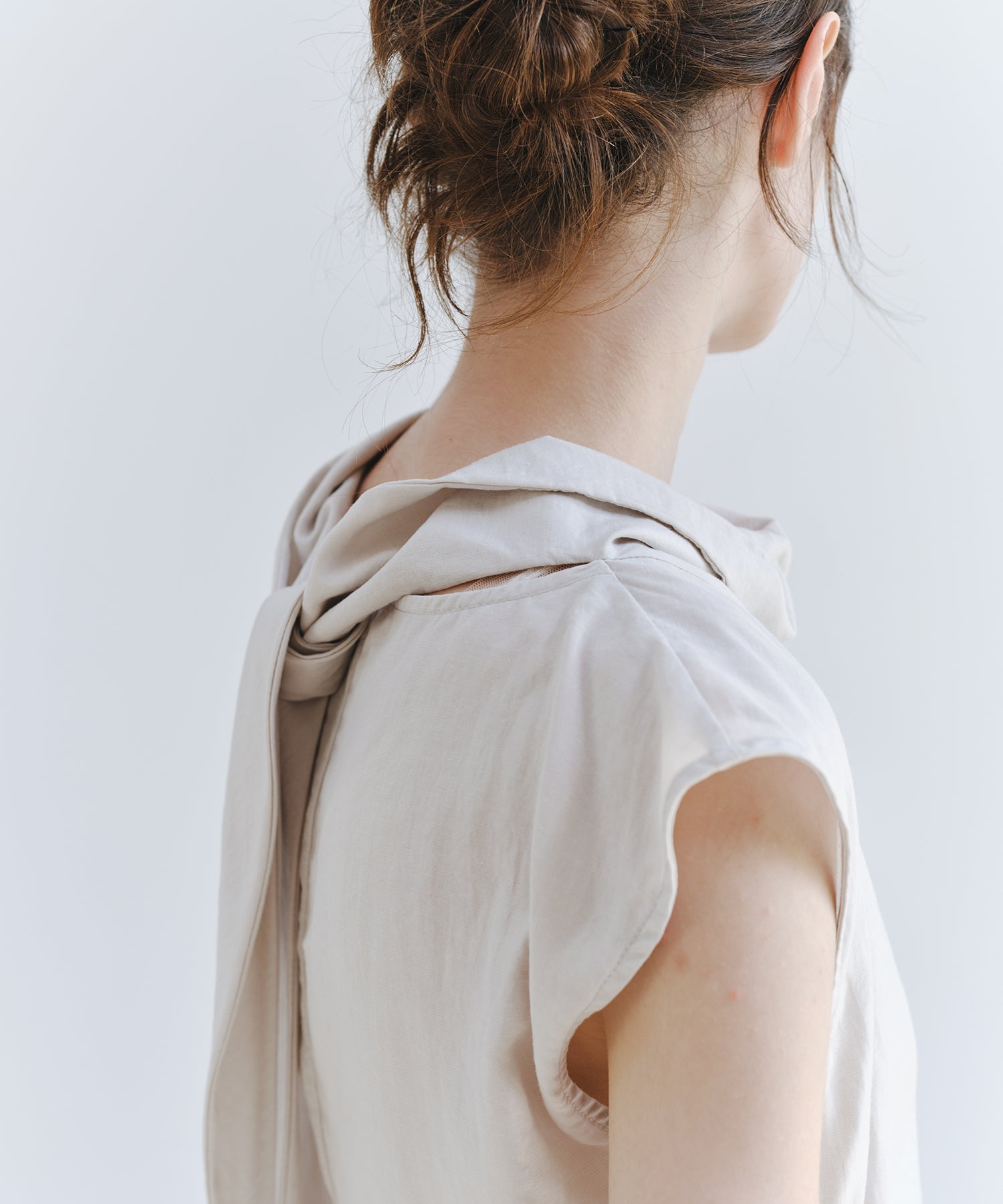 「7月中旬～下旬出荷」Draped Neck Back Tie Top