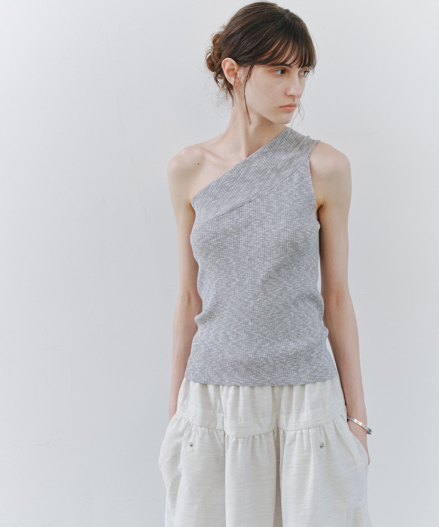 「7月中旬～下旬出荷」Asymmetric Ribbed One-Shoulder Top