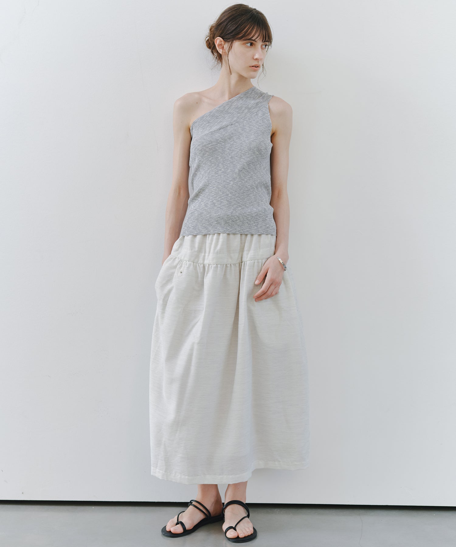 「7月中旬～下旬出荷」Asymmetric Ribbed One-Shoulder Top
