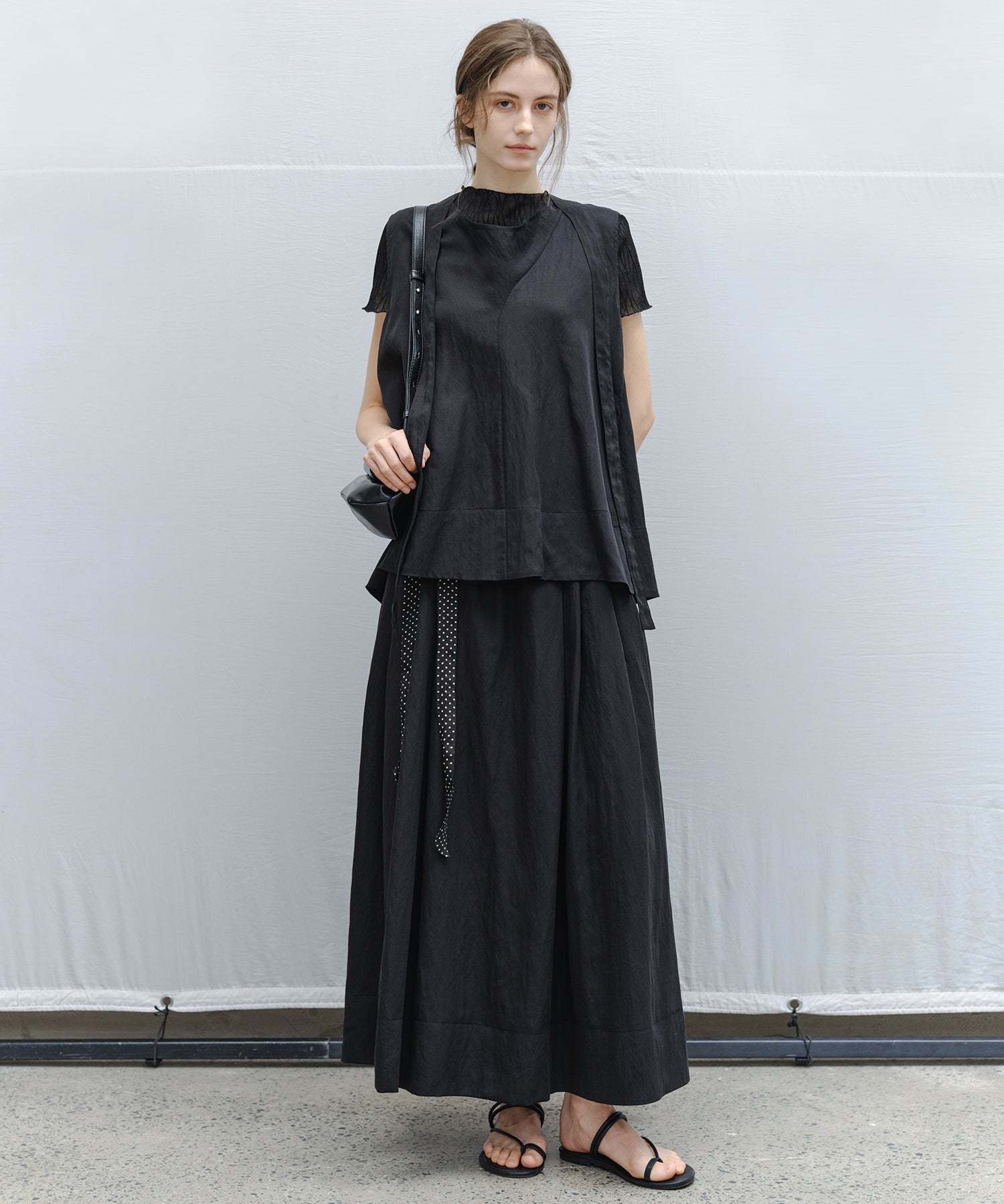 드레이프 넥 슬리브리스 탑
