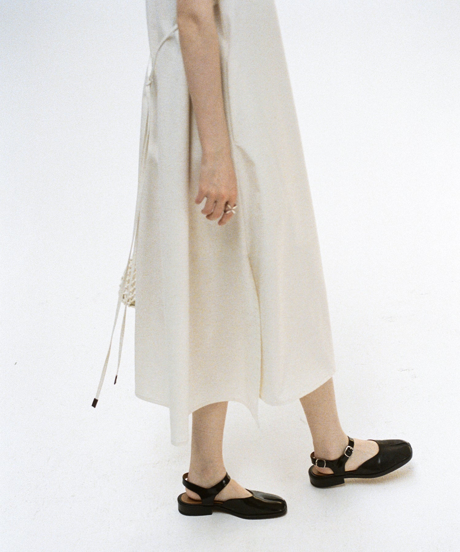 Back-Drape Sleeveless 미디 드레스