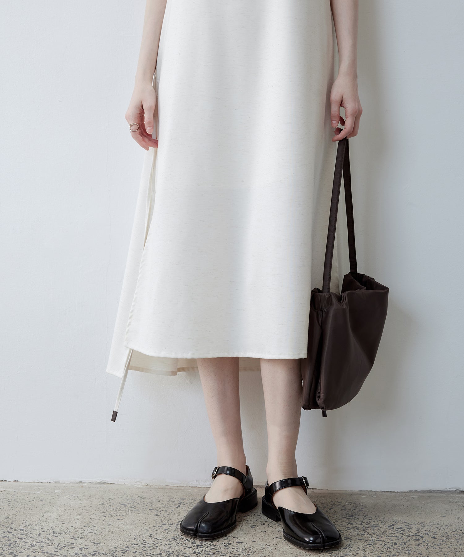 Back-Drape Sleeveless 미디 드레스