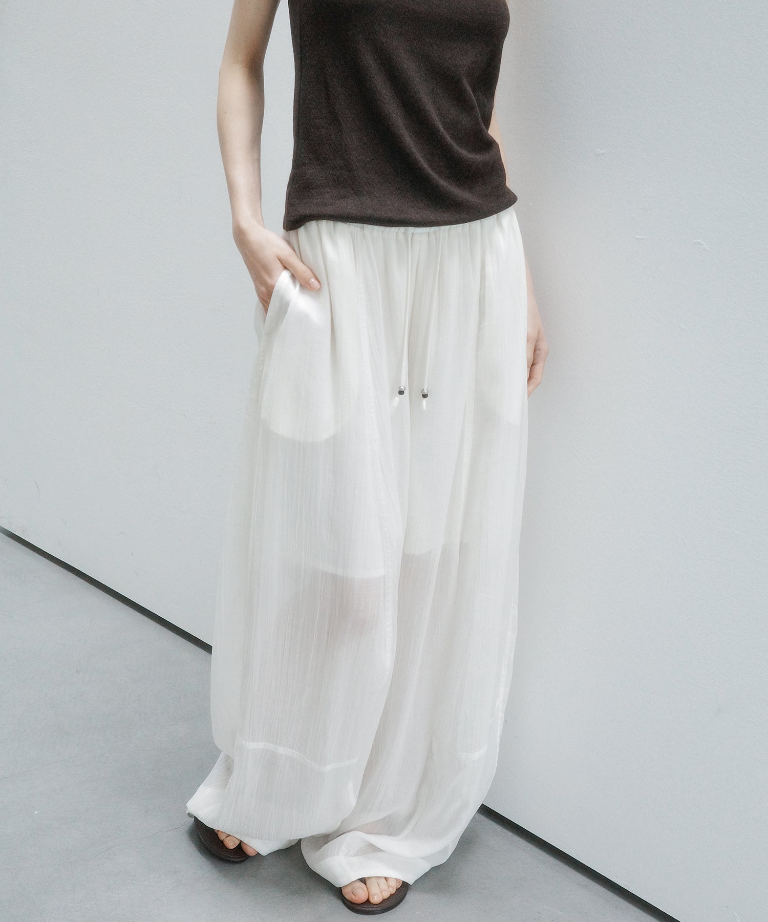 「6月上旬～中旬出荷」Curve Silhouette Drawstring Pants