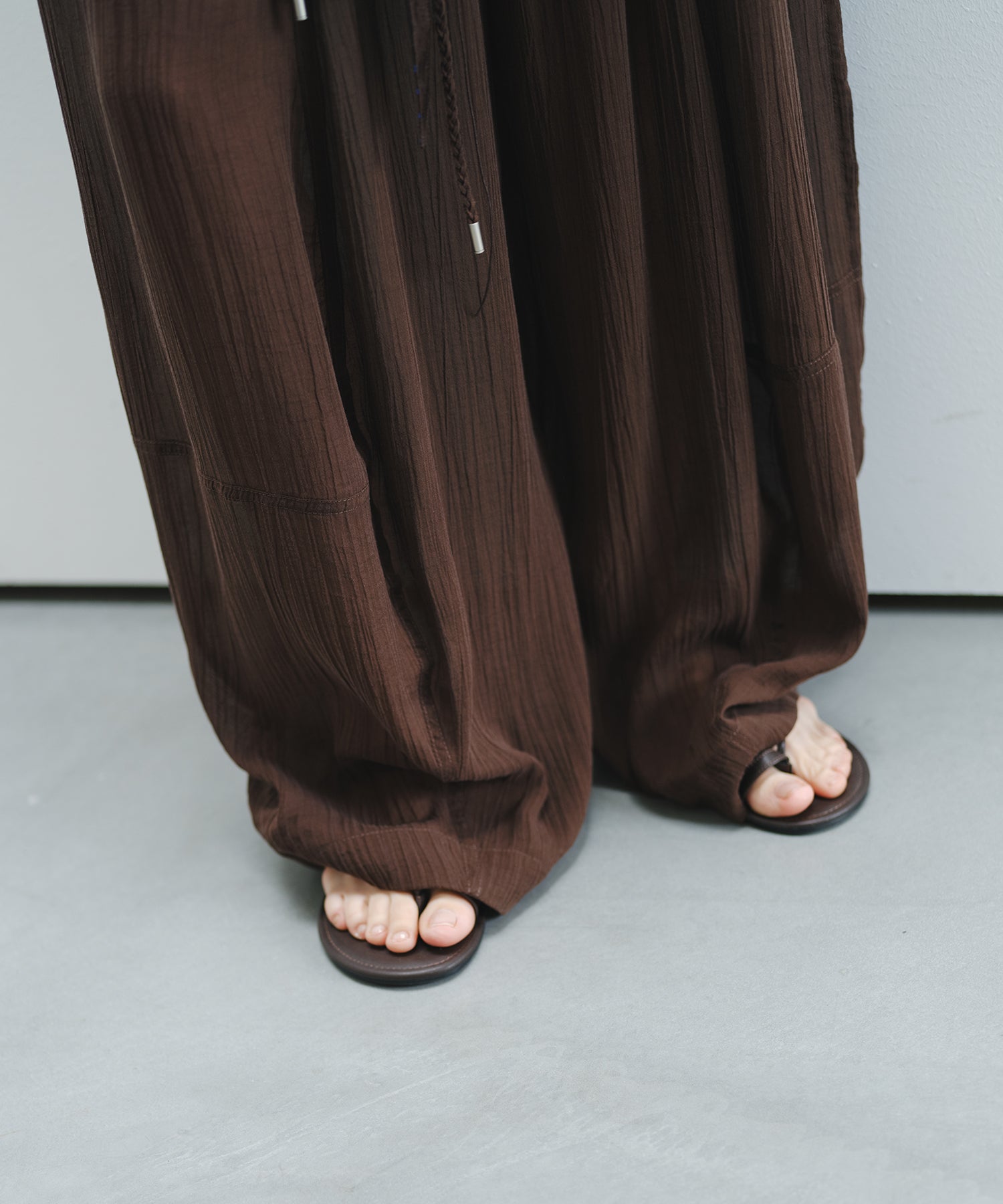 「6月上旬～中旬出荷」Curve Silhouette Drawstring Pants