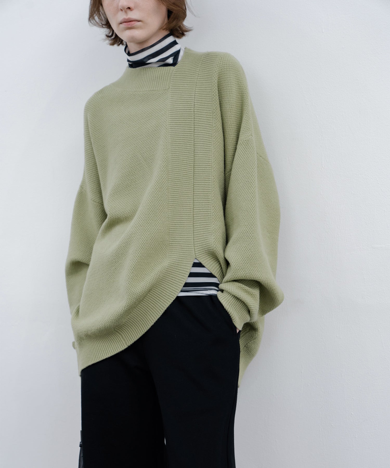 Round slit asymmetric design knit 