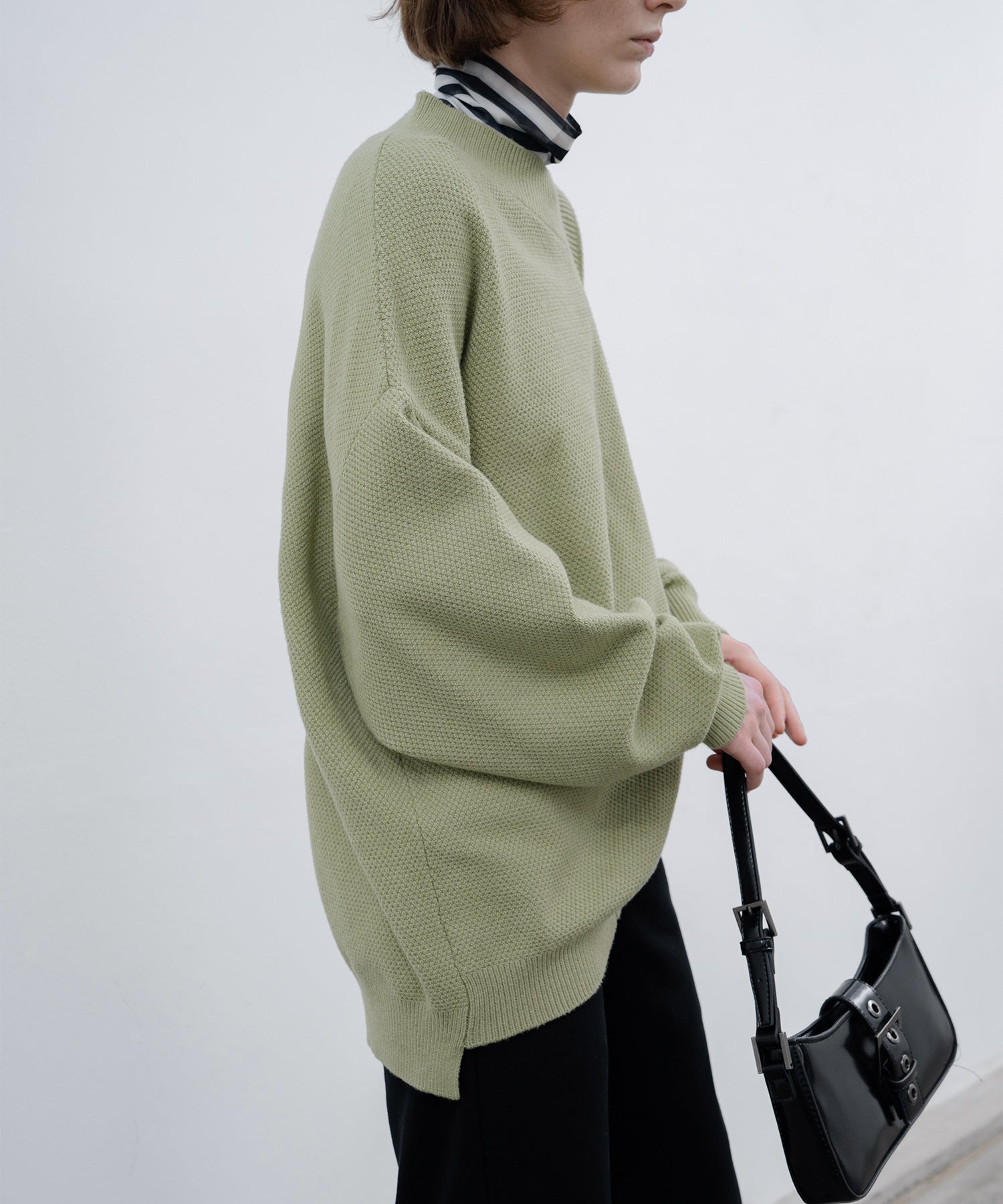 Round slit asymmetric design knit 
