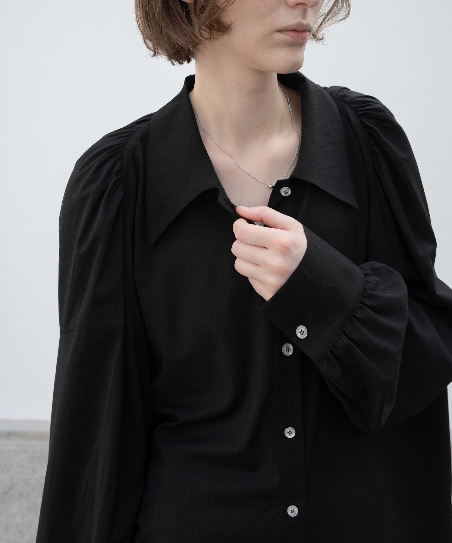 Gathered tuck shoulder volume sleeve over silhouette shirt 