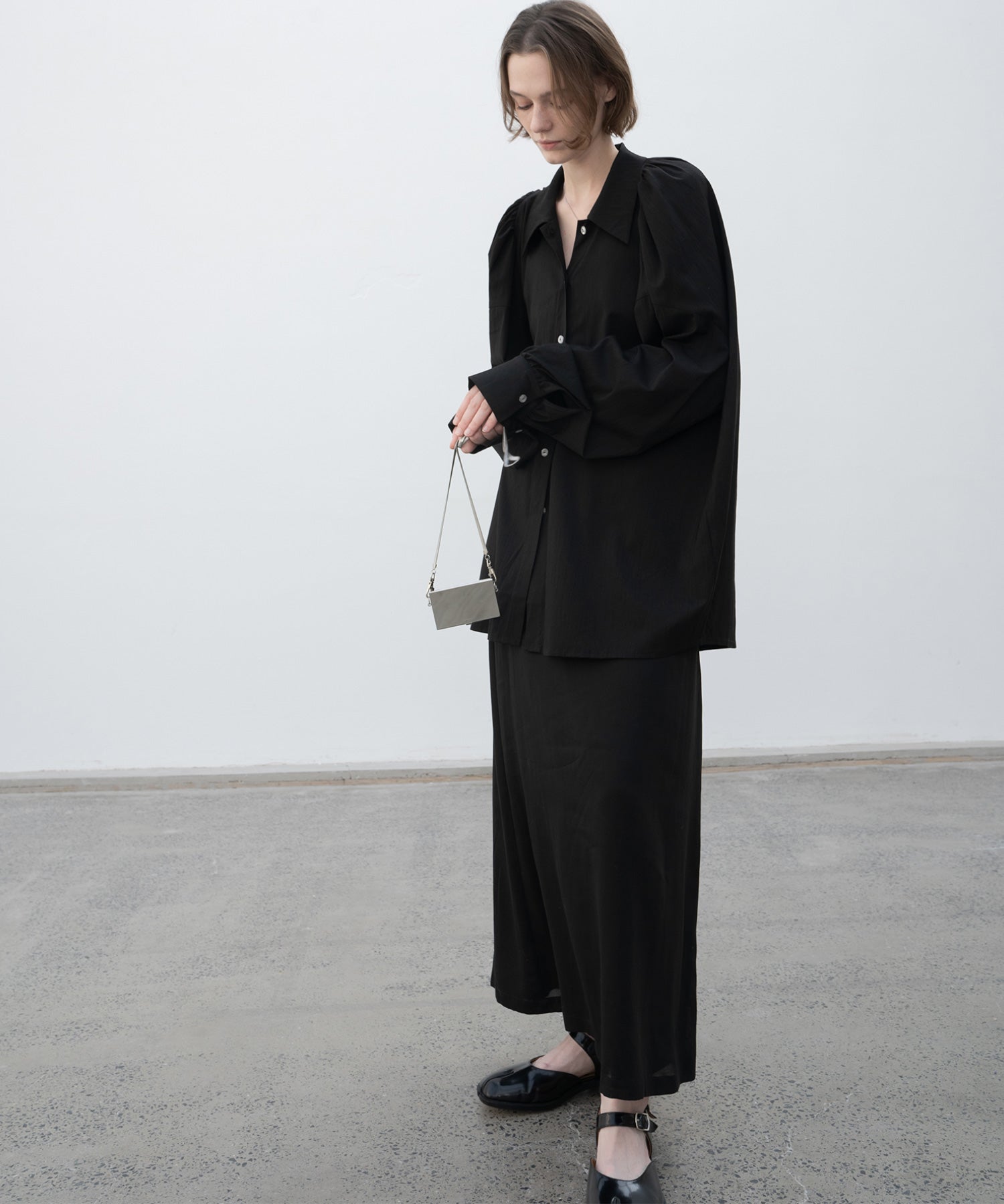 Gathered tuck shoulder volume sleeve over silhouette shirt 