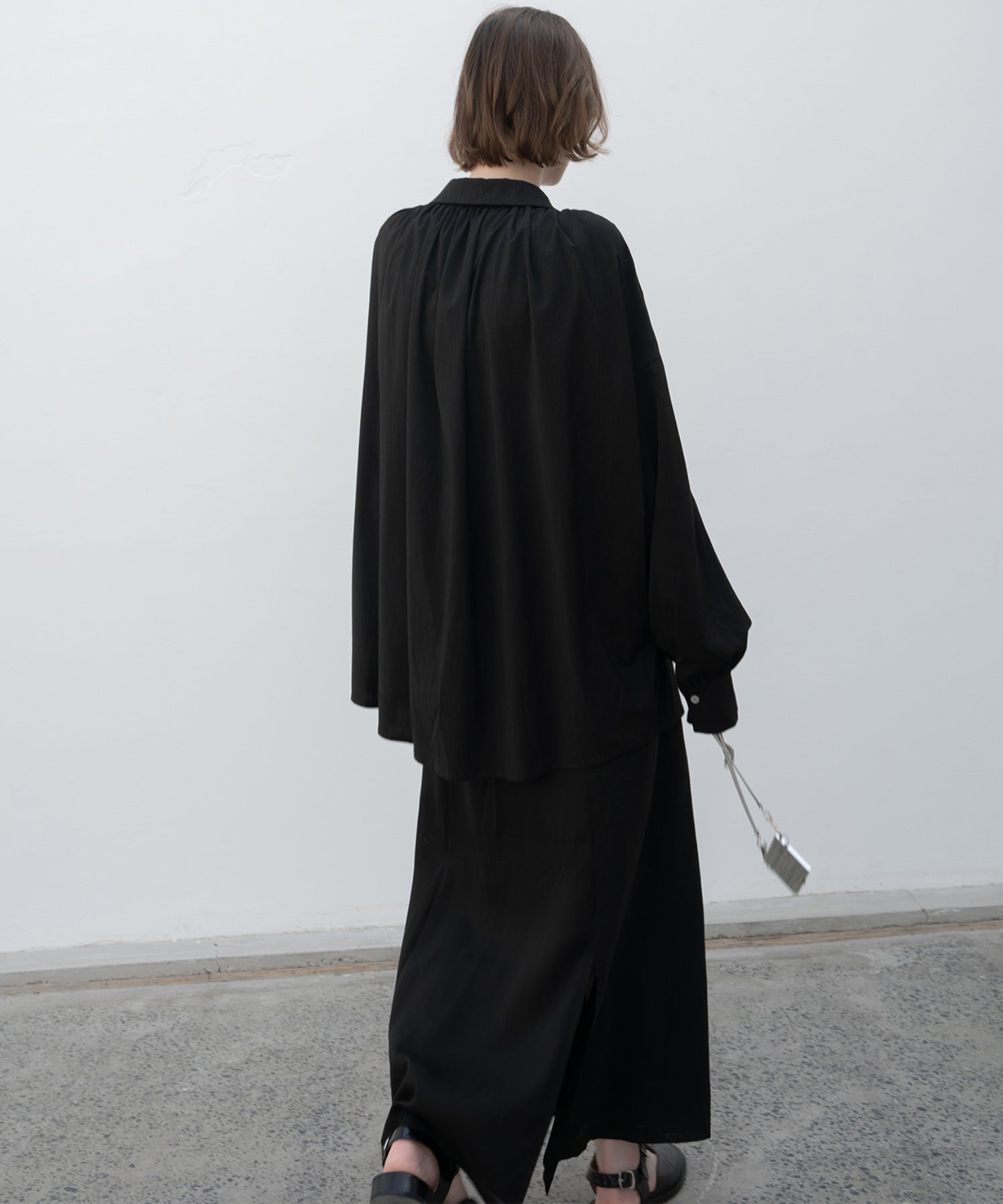 Gathered tuck shoulder volume sleeve over silhouette shirt 