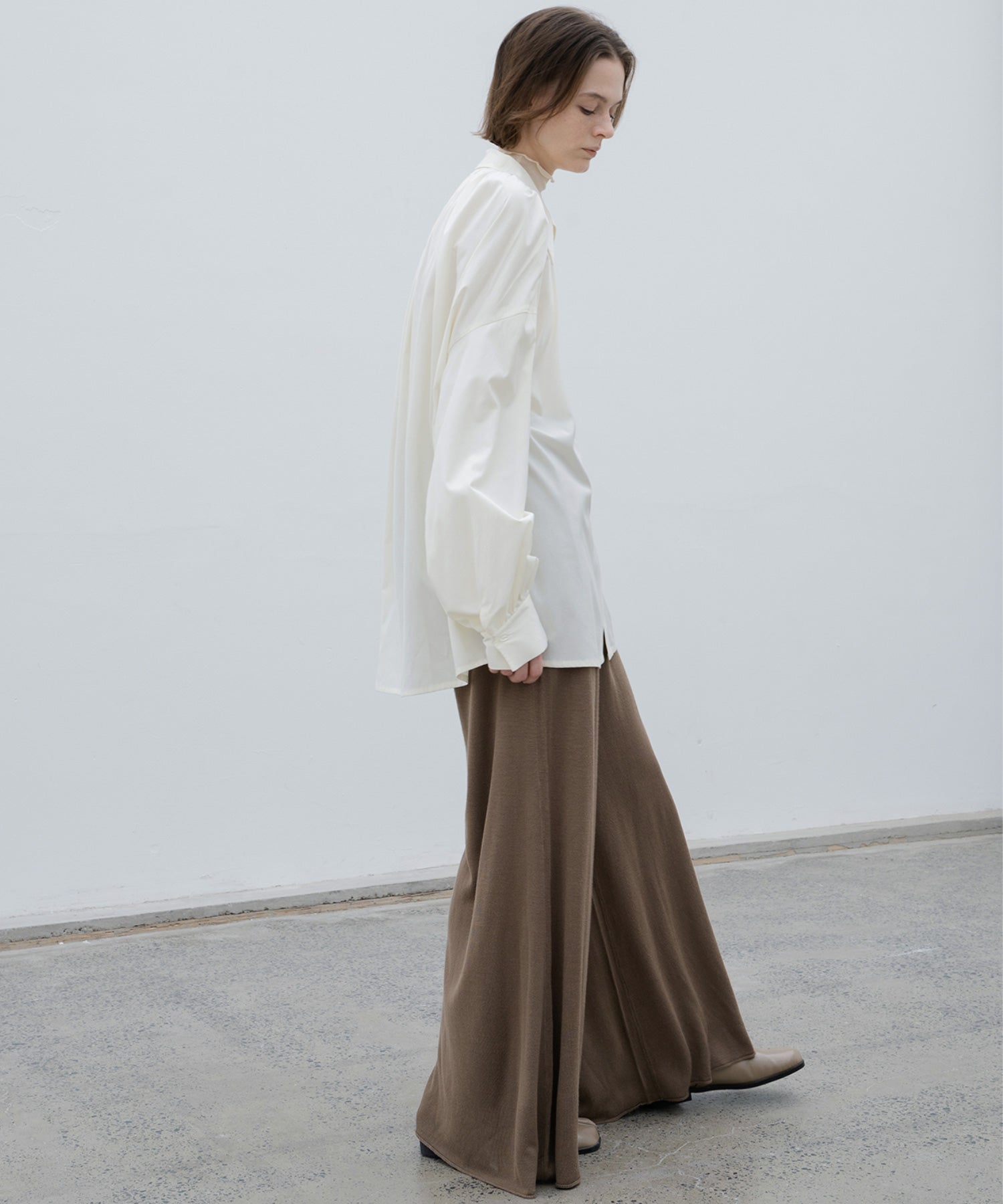 Gathered tuck shoulder volume sleeve over silhouette shirt 