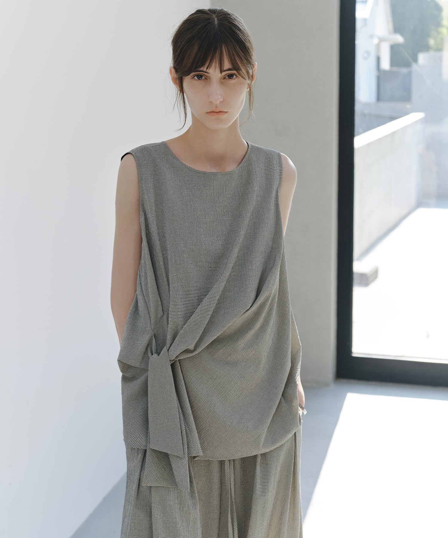 「7月上旬～中旬出荷」Twist Detail Sleeveless Top