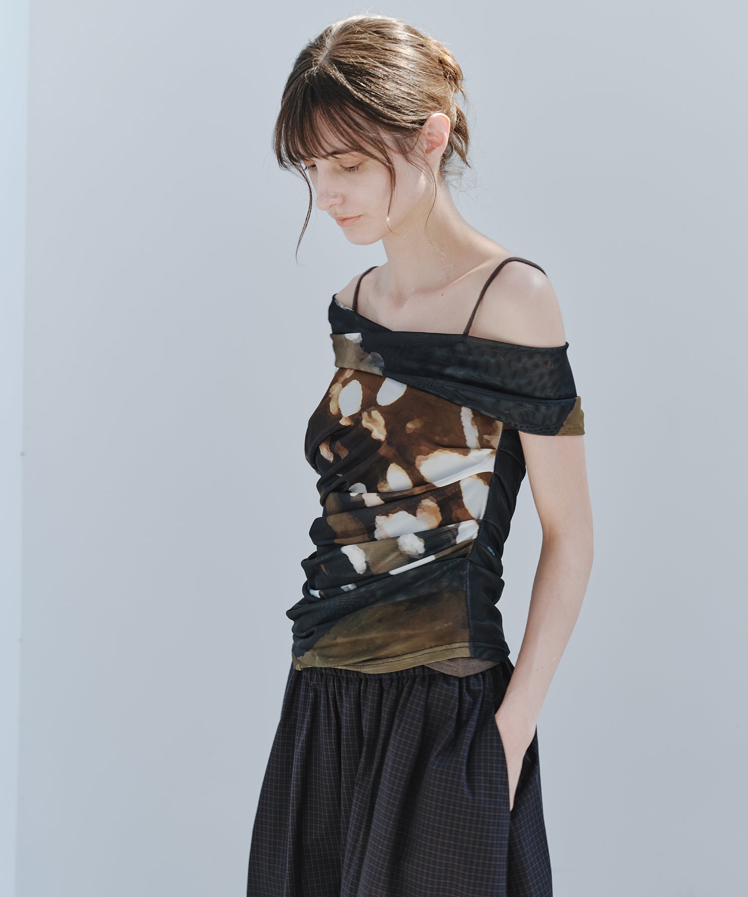 「7月上旬～中旬出荷」Art Print One-Shoulder Sheer Top