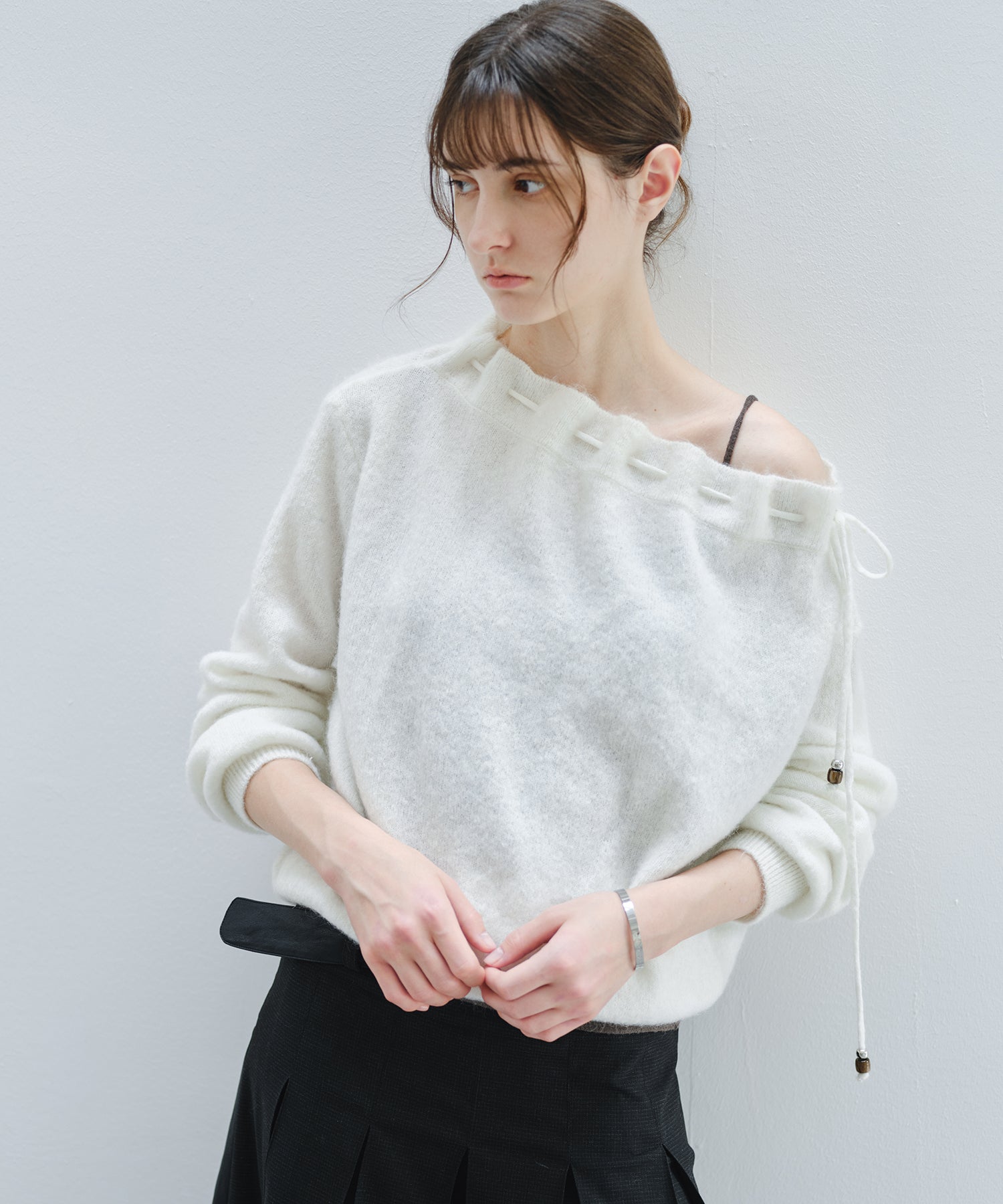 「9月下旬出荷予定」Shaggy Off-Shoulder Drawstring Knit Top