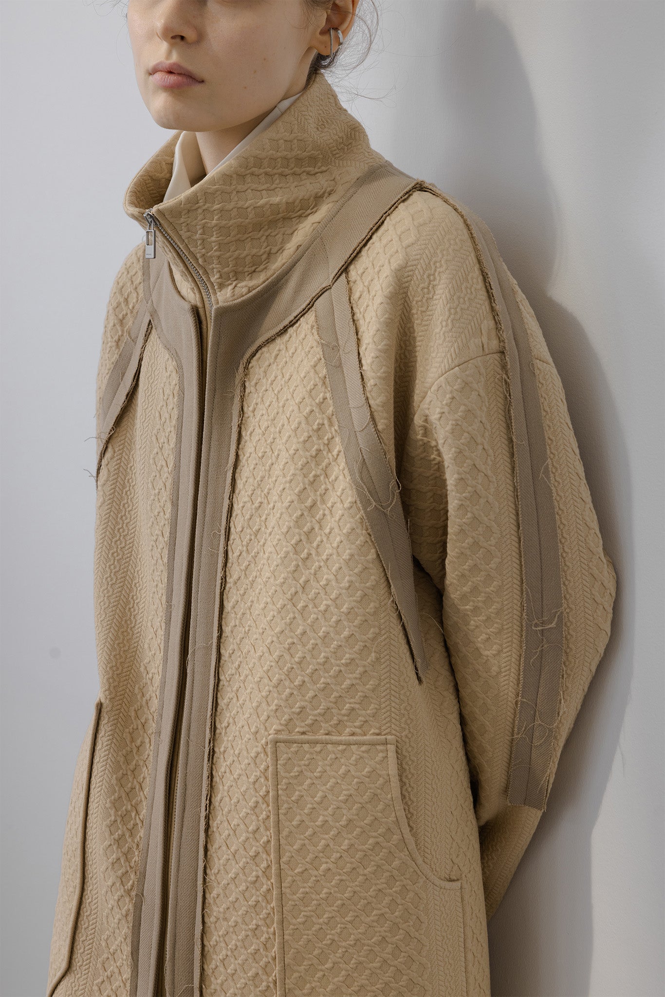 Cut-off line cable jacquard high neck long coat 