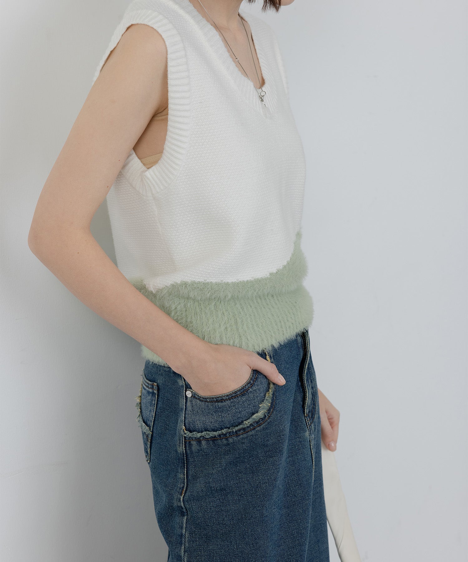 Wave docking knit vest