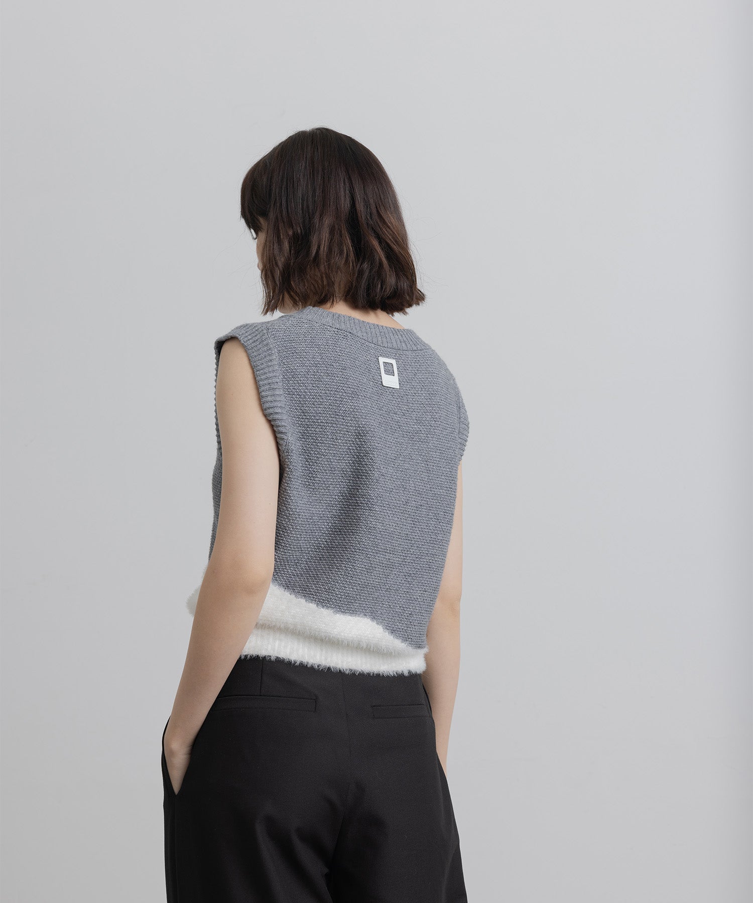 Wave docking knit vest